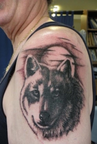 手臂经典的狼头月亮纹身图案