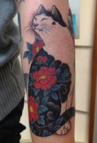 手臂漂亮的猫和红色花朵纹身图案