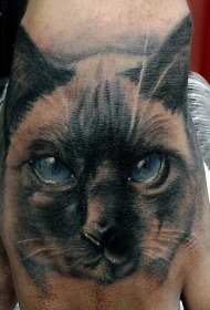 手背可爱的写实猫纹身图案