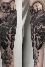 小臂雕刻风格黑色猫头鹰大树纹身图案