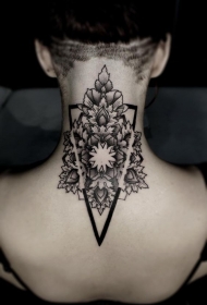 精致的黑色花卉与三角形颈部纹身图案