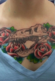 恐龙头骨和红玫瑰胸部纹身图案