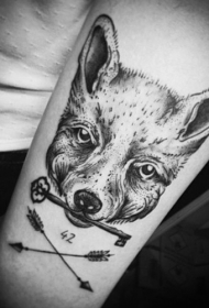 小臂黑色好看的狐狸与钥匙纹身图案