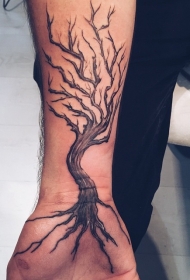 手腕简单的黑色树纹身图案