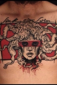 胸部彩色女性肖像和章鱼头纹身图案