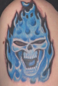 骷髅和蓝色火焰纹身图案