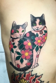 侧肋好看的卡通猫与花朵纹身图案