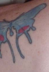 蓝色蝴蝶与红色斑点纹身图案