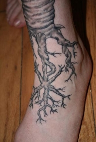 黑色树根脚背纹身图案