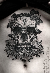 old school黑色点刺骷髅与符号花朵腹部纹身图案