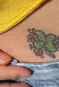 小花与绿色三叶纹身图案
