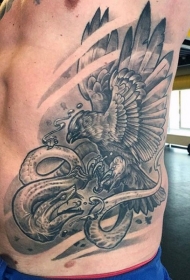 幻想风格黑色鹰和蛇战斗侧肋纹身图案