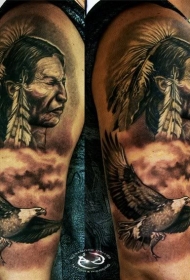 手臂黑灰古老的印度人像和鹰纹身图案