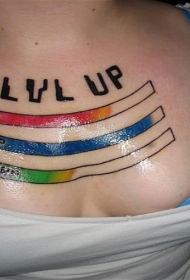 胸部上的彩色条纹字母纹身图案