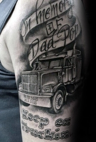 手臂写实风格黑色大货车和字母纹身图案