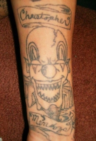 锋利牙齿的小丑与字母黑色纹身图案