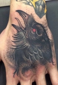 手背黑色精致的红眼睛乌鸦纹身图案