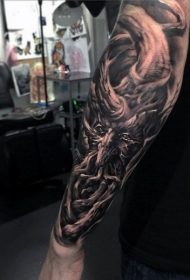 手臂精美的黑灰木制怪物纹身图案