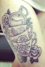 大腿神奇的黑白时钟与杯子玫瑰纹身图案