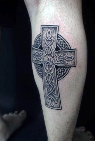 小腿经典的凯尔特十字架纹身图案