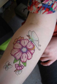 手臂可爱的粉红色花朵和蓝蝴蝶纹身图案