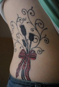 侧肋苏格兰蝴蝶结和藤蔓花朵纹身图案