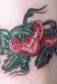 红花的草莓纹身图案