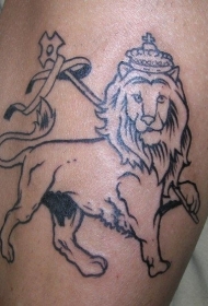 简单的黑色线条狮子与皇冠纹身图案