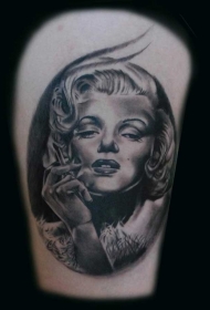 黑白吸烟的玛丽莲梦露肖像纹身图案