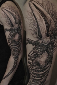 手臂黑色犰狳骨架个性纹身图案