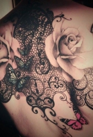 黑色蕾丝与玫瑰和蝴蝶背部纹身图案