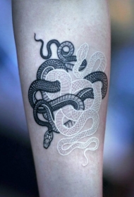 手臂惊人的黑白缠绕蛇纹身图案