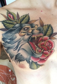 胸部传统狼头和红玫瑰纹身图案