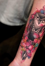 小臂黑色墨水猫头鹰与泼墨花卉纹身图案