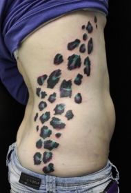 侧肋绿色和紫色豹纹个性纹身图案