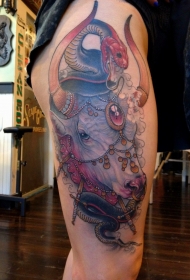 大腿彩色华丽的公牛与蛇纹身图案