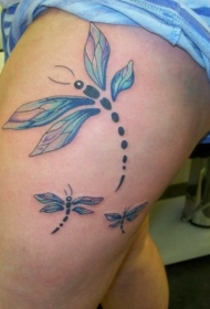 可爱的蓝色蜻蜓大腿纹身图案