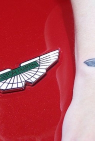 手腕阿斯顿汽车标志纹身图案