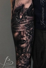 手臂黑色血腥女人肖像手和玫瑰纹身图案