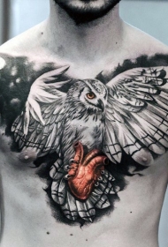 胸部写实猫头鹰和红色心脏纹身图案