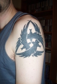 大臂个性黑色乌鸦组合标志纹身图案