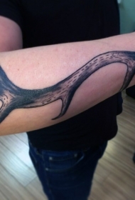 典型的黑灰鹿角小臂纹身图案