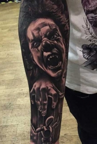 手臂恐怖电影风格彩色邪恶小丑纹身图案