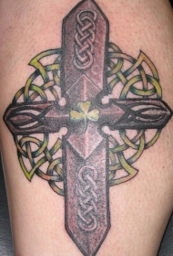 凯尔特结与十字架三叶草纹身图案