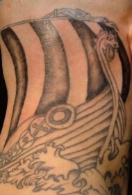颈部和头部海盗船纹身图案