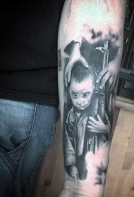 手臂戏剧性的黑色小男孩步枪纹身图案