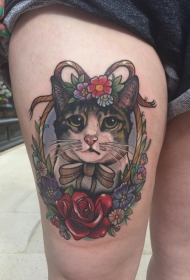 大腿猫咪肖像和花朵彩色纹身图案