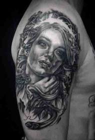 大臂黑灰美杜莎肖像和蛇纹身图案