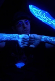 男士手臂荧光英文字母纹身图案