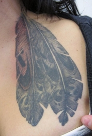 胸部黑色斑点鹰羽毛纹身图案